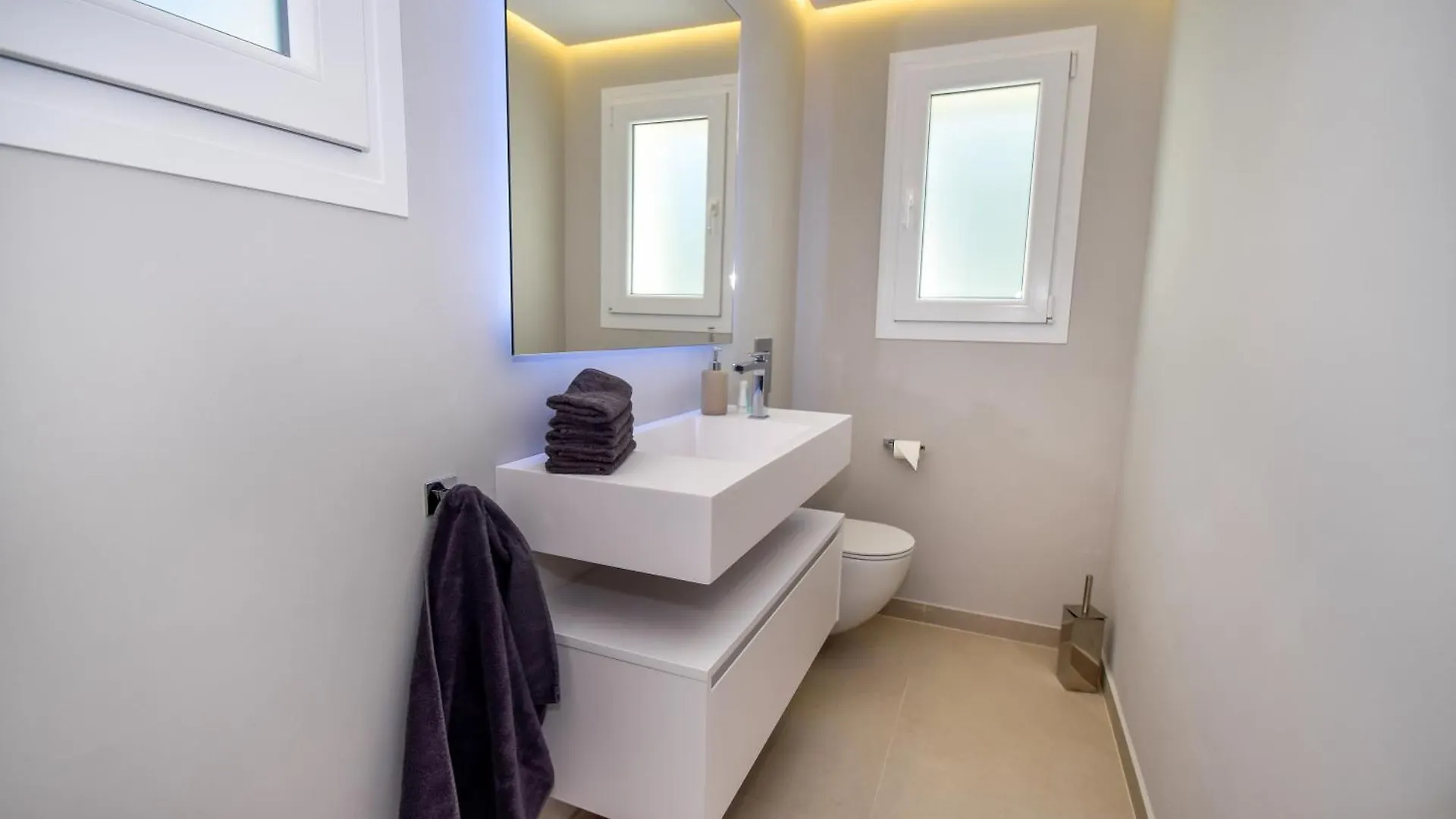 Exquisite And Modern Villa Near Beach With Heated Pool! Marbella 0*,  Spanyolország