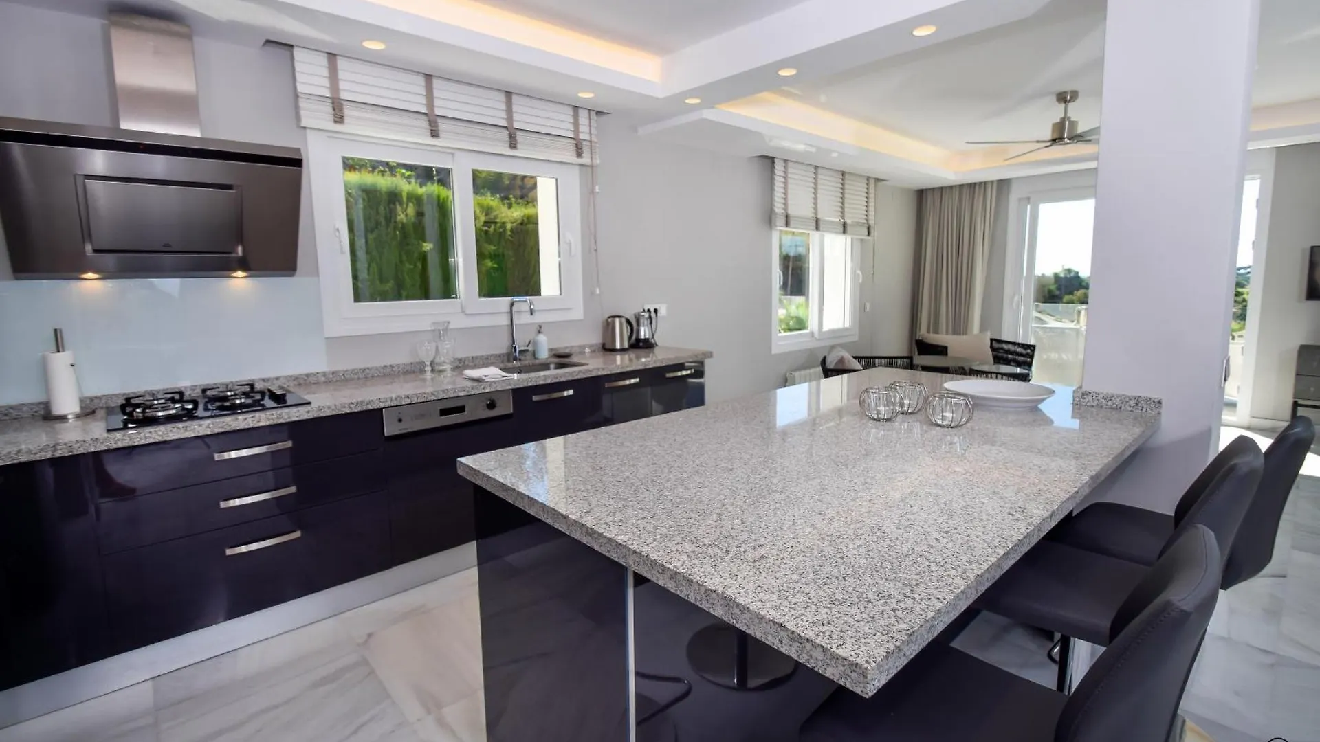 Exquisite And Modern Villa Near Beach With Heated Pool! Marbella