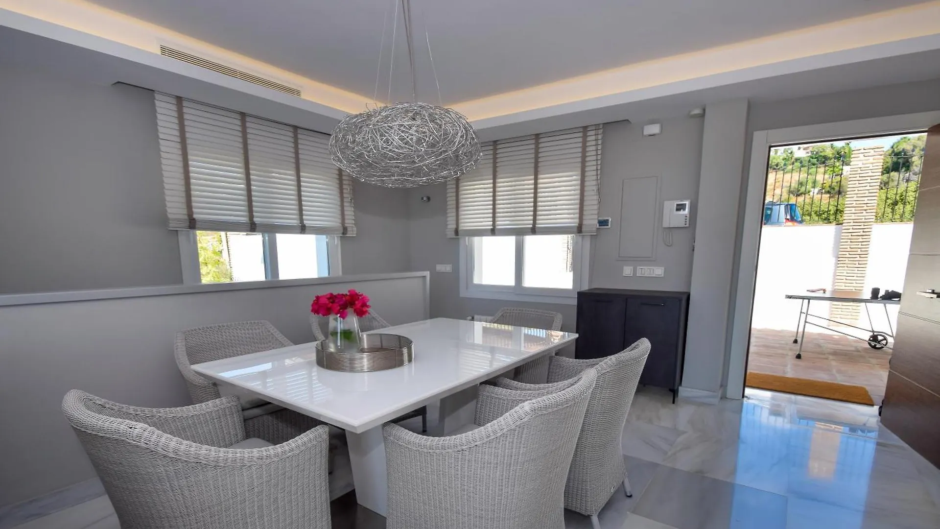 Exquisite And Modern Villa Near Beach With Heated Pool! Marbella