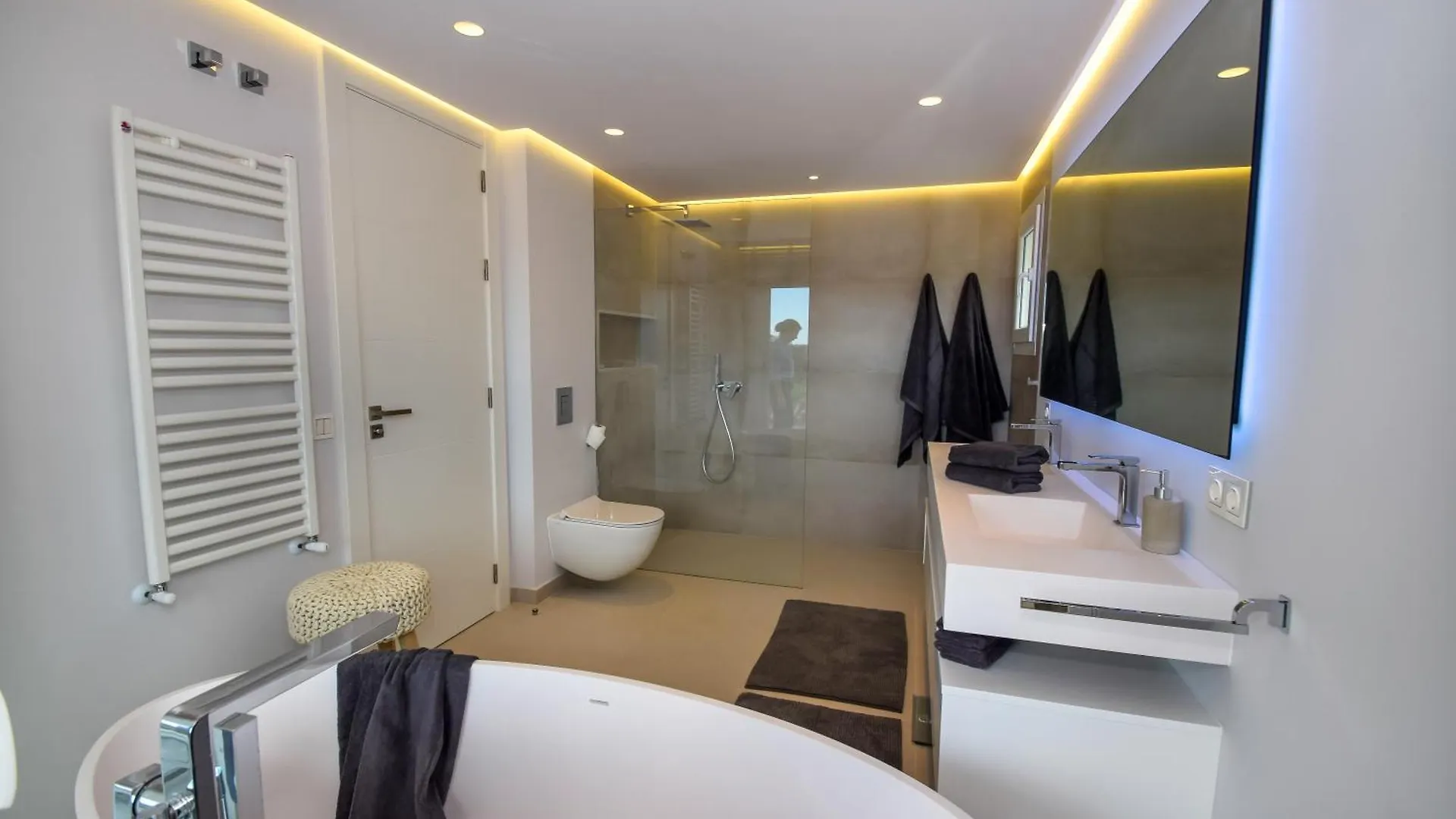 Exquisite And Modern Villa Near Beach With Heated Pool! Marbella