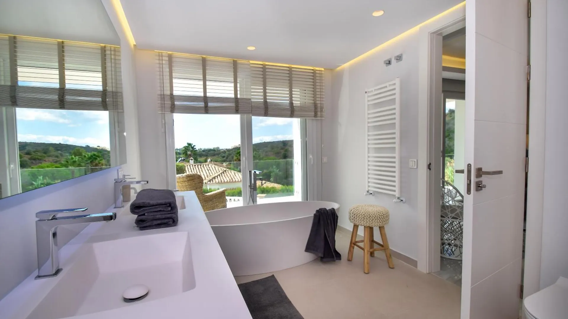Exquisite And Modern Villa Near Beach With Heated Pool! Marbella