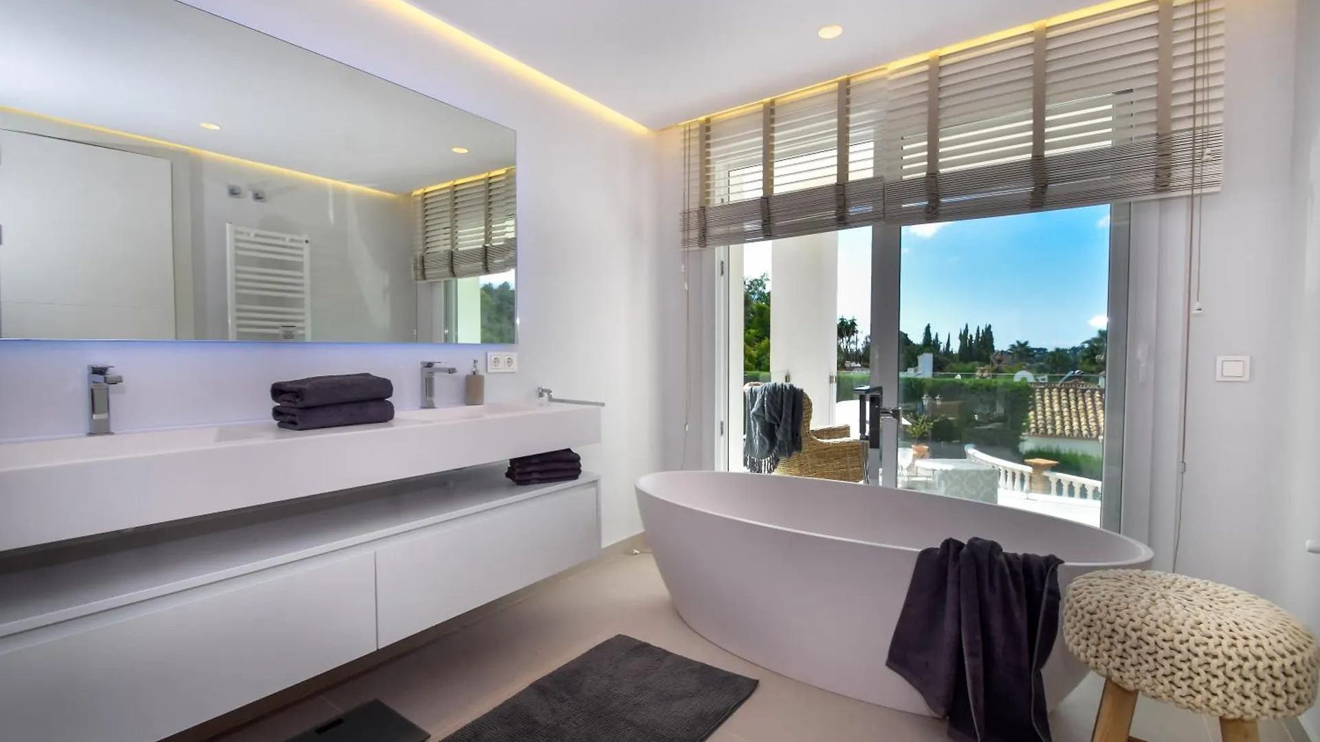 Exquisite And Modern Villa Near Beach With Heated Pool! Marbella