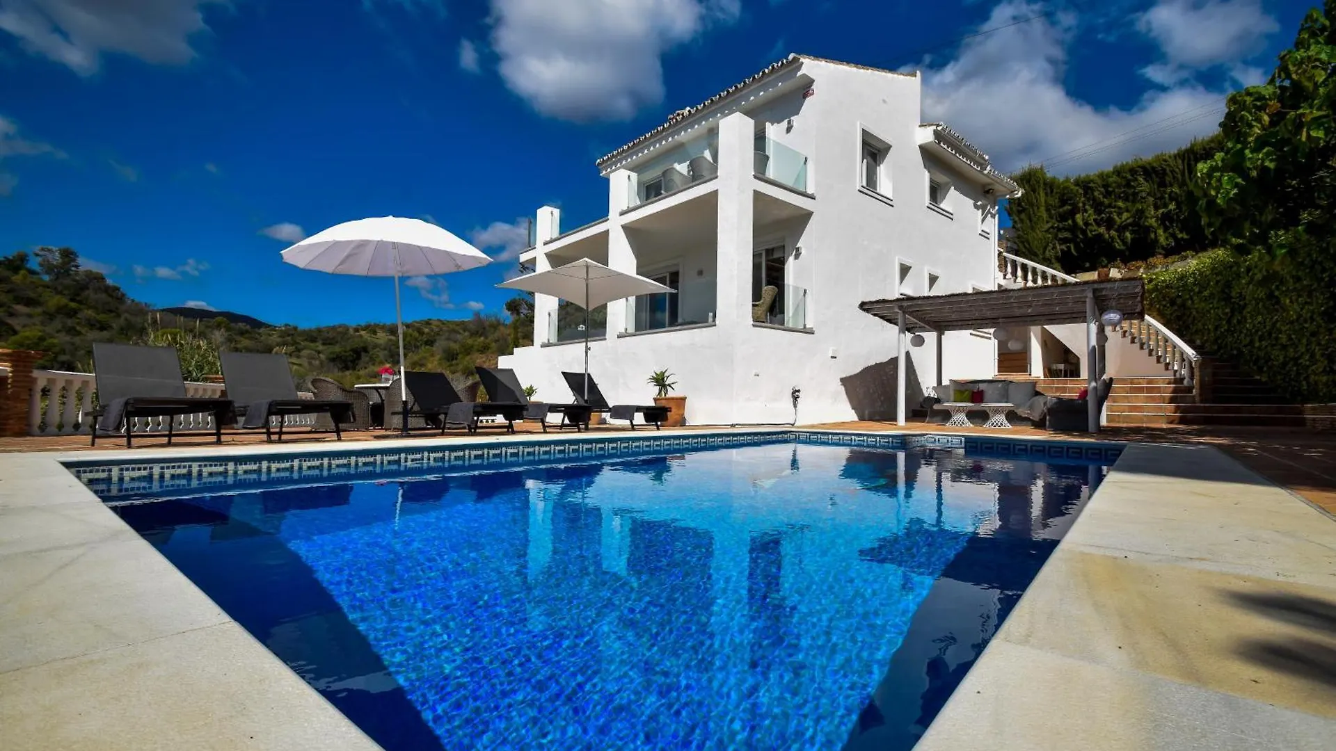 Exquisite And Modern Villa Near Beach With Heated Pool! Marbella